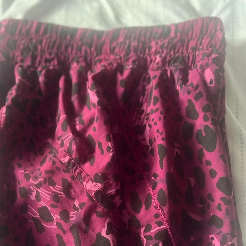 Lululemon Women Purple Black Animal Print Activewear Shorts W7BOLS Size 4 - Picture 2 of 8